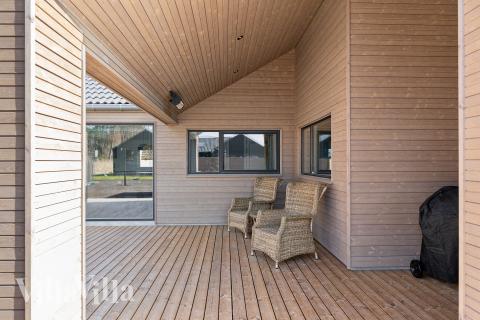 På terrassen i sommerhus nr. 648 er der plads til 14 personer.