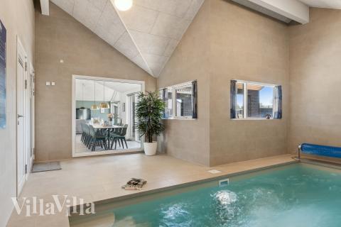 Sommerhus 666 er indrettet med en lækker poolafdeling med vandrutsjebane, dejlig stor indbygget spabad og sauna