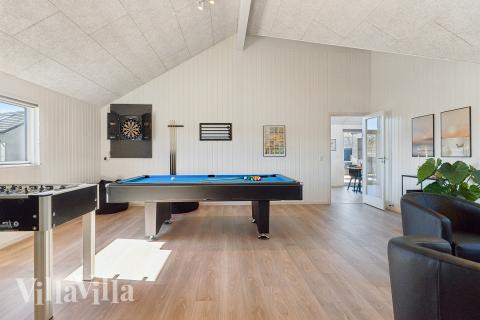 Luksushus 666 til 14 personer byder på et stort aktivitetsrum med bl.a. billard og dart