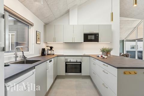 Køkkenet i luksushus nr. 666 er udstyrret, så I let kan lave mad til 14 personer.