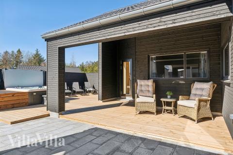 Luksushus nr. 666 har en dejlig terrasse med gode havemøbler til 14 personer.