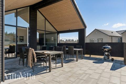 Nyd en grillaften på terrassen i luksushus nr. 666 i Vestjylland