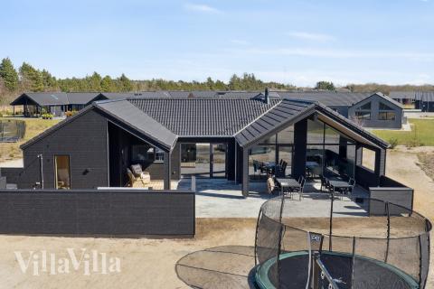 Dette skønne poolhus nr. 666 med plads til 14 personer ligger i Vestjylland