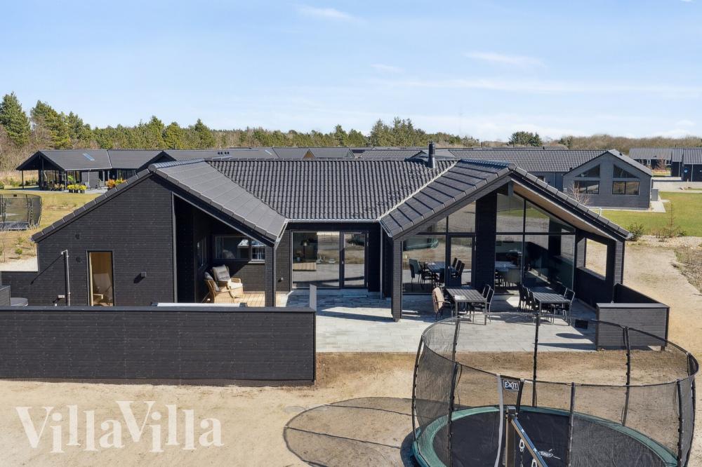 Dette skønne poolhus nr. 666 med plads til 14 personer ligger i Vestjylland