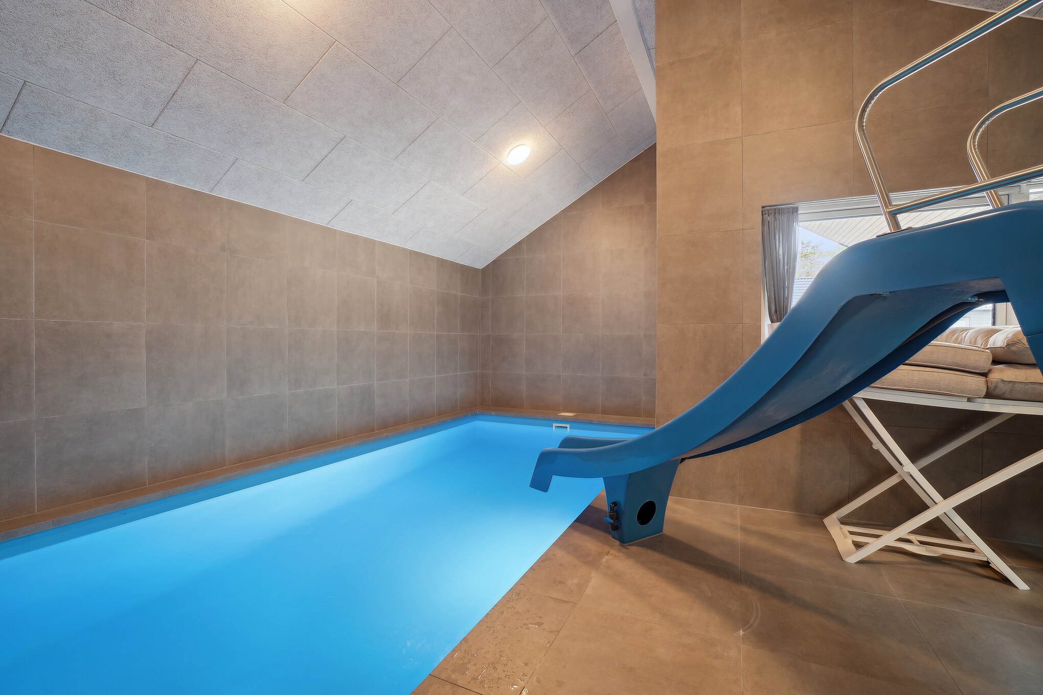 Sommerhus 622 er indrettet med en lækker poolafdeling med vandrutsjebane, dejlig stor indbygget spabad og sauna