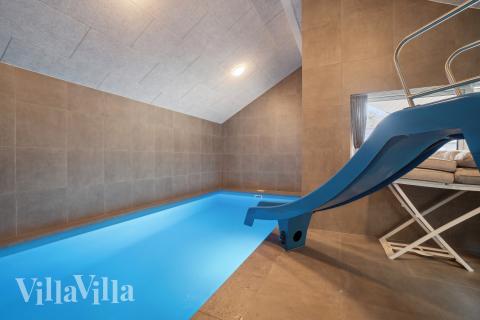Sommerhus 622 er indrettet med en lækker poolafdeling med vandrutsjebane, dejlig stor indbygget spabad og sauna