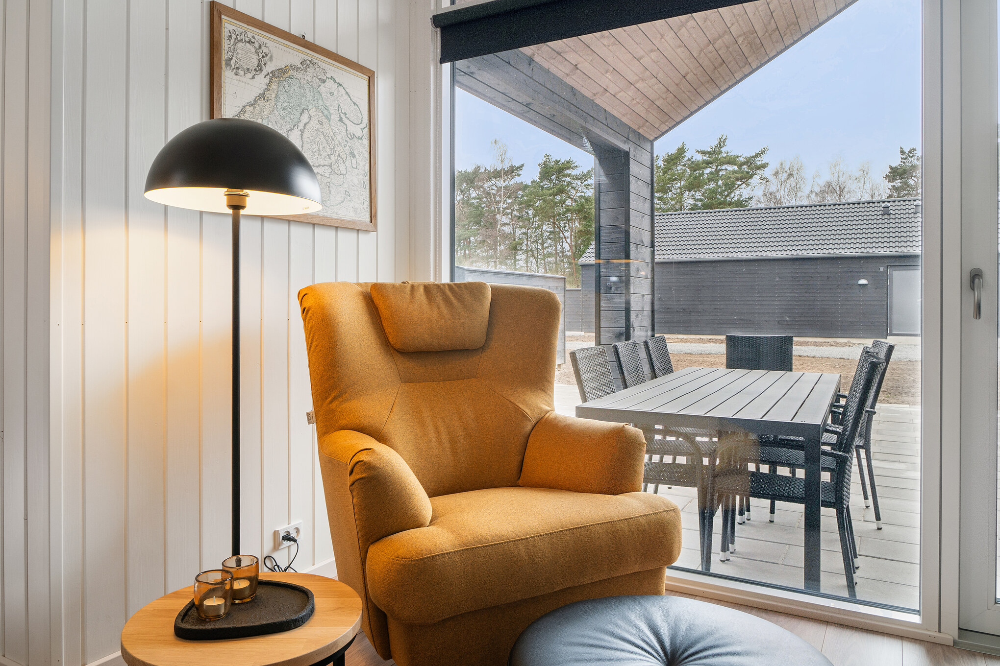 Det store lyse opholdrum i luksushus nr. 622 til 18.