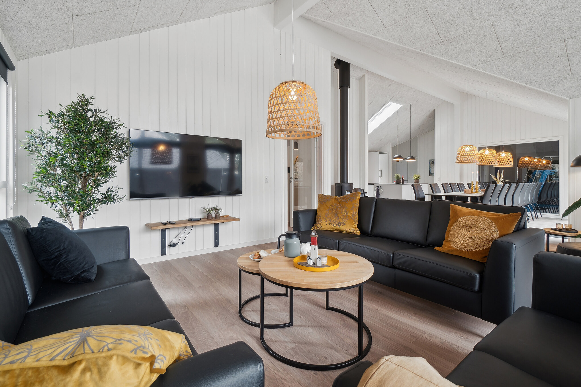 Sofaen i luksushus 622 i Bornholm indbyder til brætspil eller at se en film sammen.