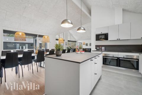 Køkkenet i luksushus nr. 622 er udstyrret, så I let kan lave mad til 18 personer.