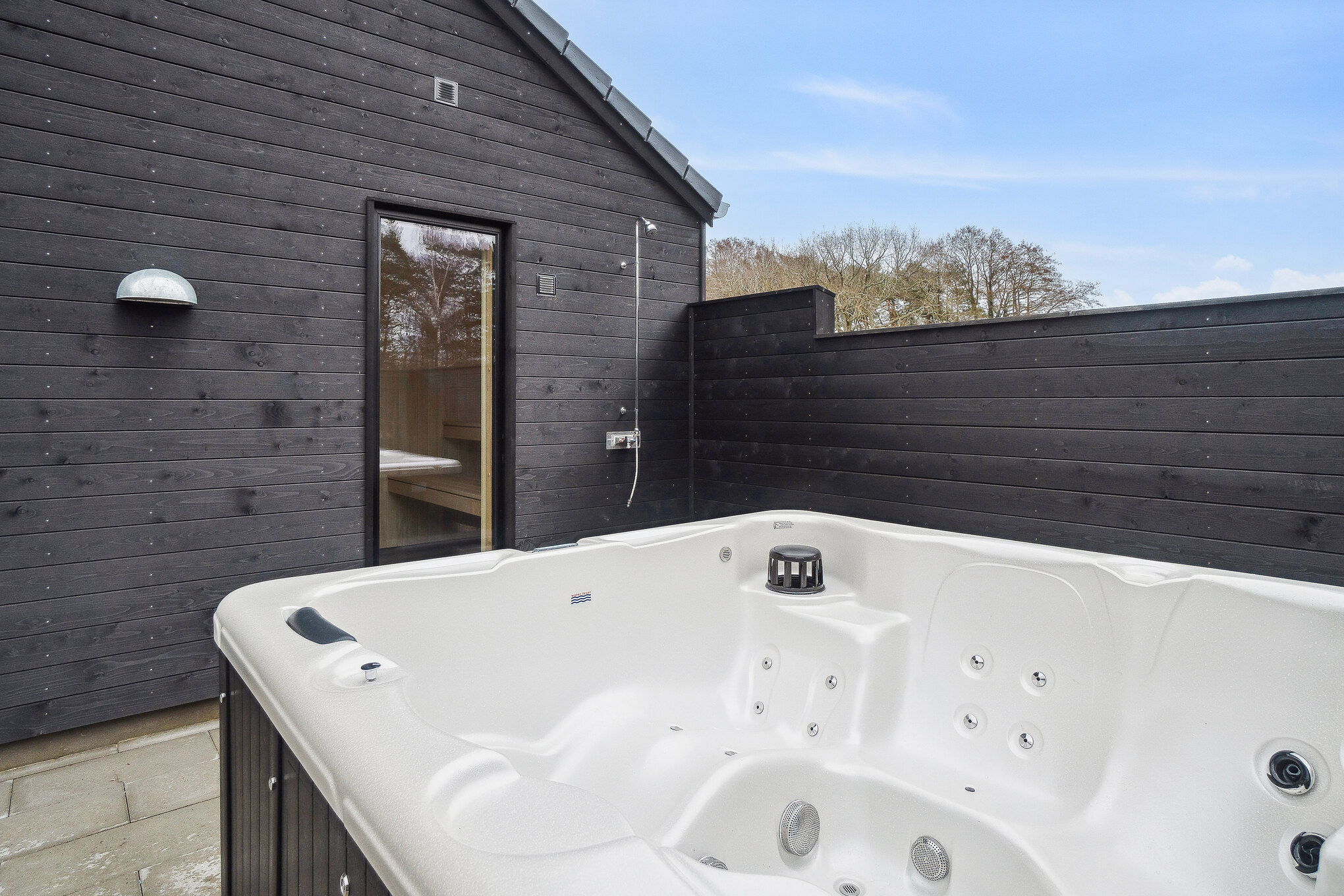 Nyd varmen i spaen i luksushus nr. 622 i Bornholm