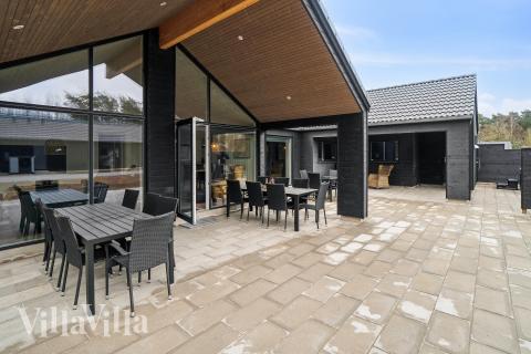 Nyd en grillaften på terrassen i luksushus nr. 622 i Bornholm