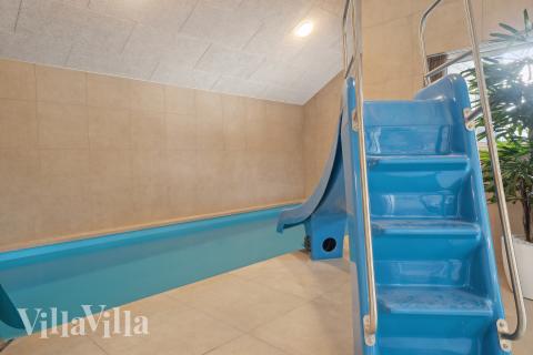 Sommerhus 621 er indrettet med en lækker poolafdeling med vandrutsjebane, dejlig stor indbygget spabad og sauna