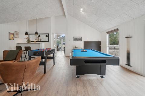 Dyst i sommerhusets aktivitetsrum, når I besøger luksushus nr. 621 i Bornholm.