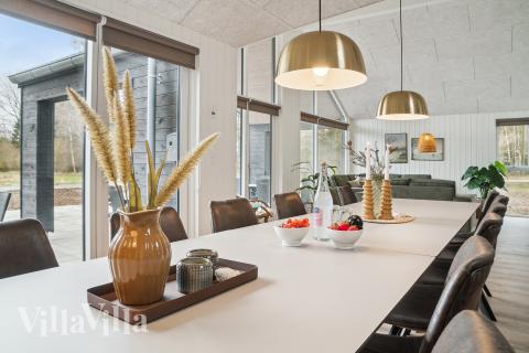 I kan sagtens side 16 personer sammen i sommerhusets opholdsrum, når I besøger luksushus 621 i Bornholm.