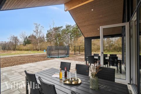 På terrassen i sommerhus nr. 621 er der plads til 16 personer.