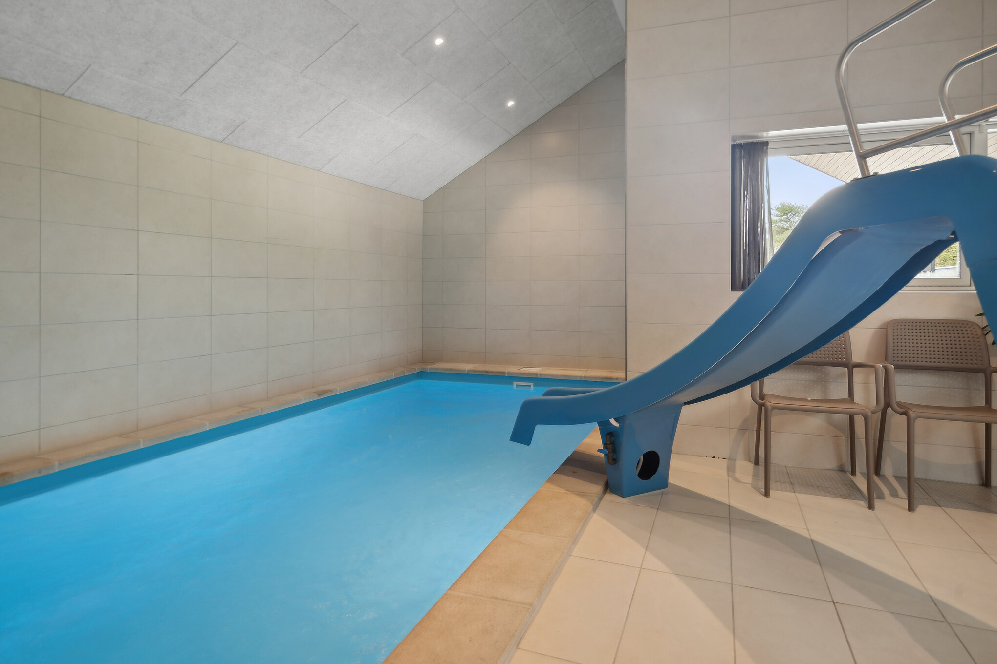 Sommerhus 668 er indrettet med en lækker poolafdeling med vandrutsjebane, dejlig stor indbygget spabad og sauna