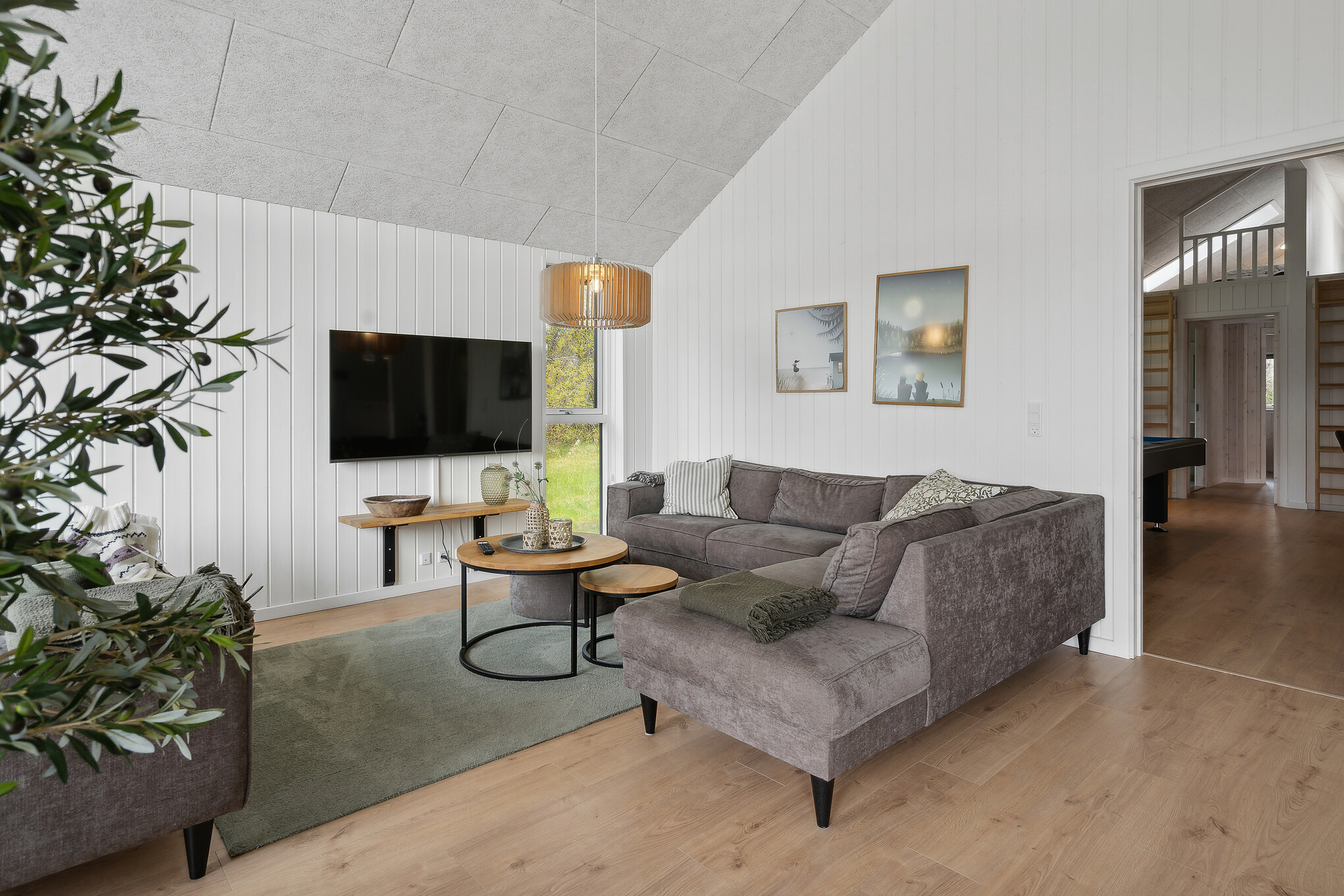 Sofaen i luksushus 668 i Fyn og øer indbyder til brætspil eller at se en film sammen.