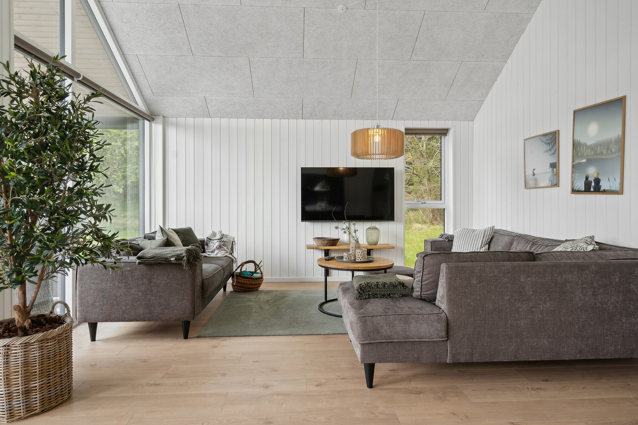 Der er mulighed for hygge i sommerhusets sofaarrangement, når I besøger luksushus nr. 668