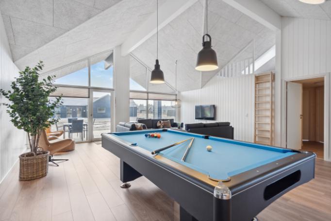 Ud over de mange timer, man kan bruge i husets pool-afdeling, så byder luksushus 695 også på billard/bordtennis og dart