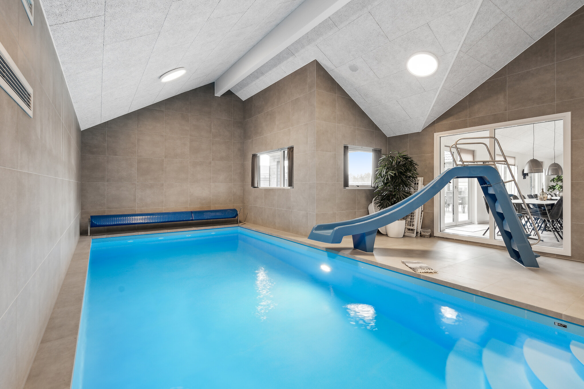 Sommerhus 695 er indrettet med en lækker poolafdeling med vandrutsjebane, dejlig stor indbygget spabad og sauna