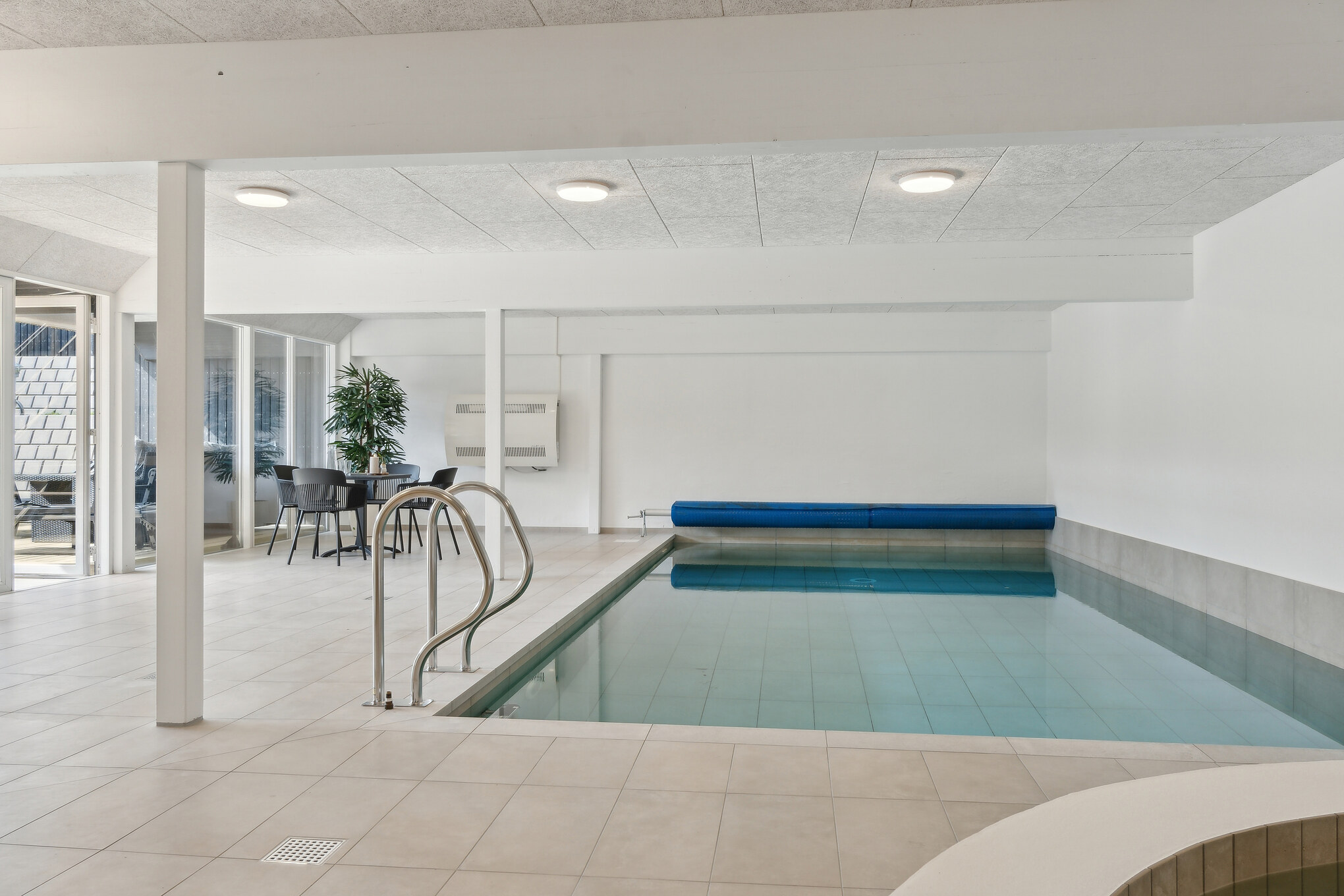 Sommerhus 680 er indrettet med en lækker poolafdeling med vandrutsjebane, dejlig stor indbygget spabad og sauna