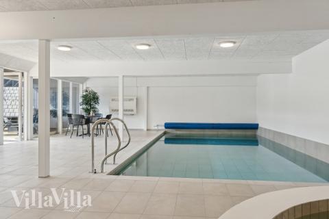 Sommerhus 680 er indrettet med en lækker poolafdeling med vandrutsjebane, dejlig stor indbygget spabad og sauna