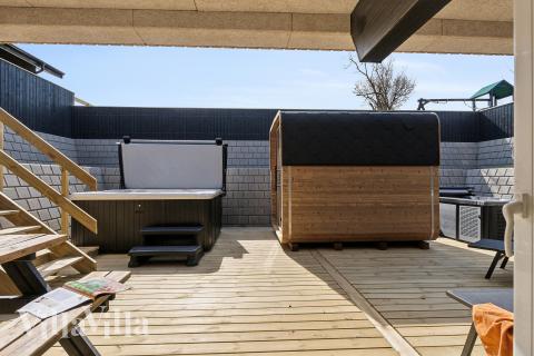 Nyd varmen i saunaen i luksushus nr. 680 til 32 personer