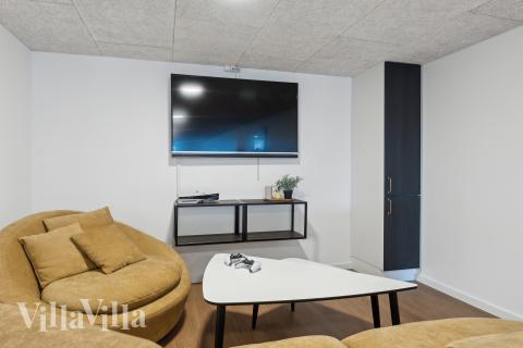 Luksushus 680 til 32 personer byder på et stort aktivitetsrum med bl.a. billard og dart