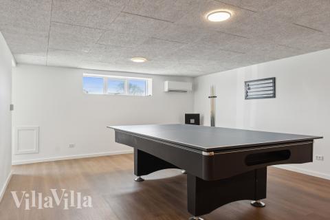 Aktivitetsrum i luksushus nr. 680 med 14 soveværelser og plads til 32 personer.