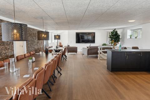 Det store lyse opholdrum i luksushus nr. 680 til 32.