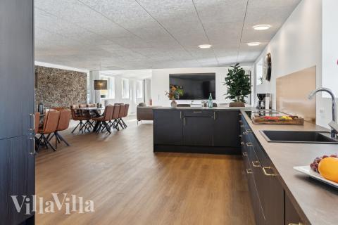 Køkkenet i luksushus nr. 680 er udstyrret, så I let kan lave mad til 32 personer.