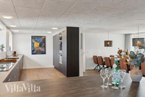 Køkkenet i luksushus nr. 680 er godt indrettet.