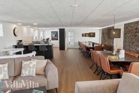 Opholdsrum med plads til 32 i luksushus nr. 680.