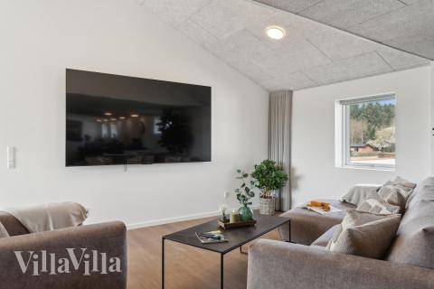 I kan sagtens side 32 personer sammen i sommerhusets opholdsrum, når I besøger luksushus 680 i Nordjylland.