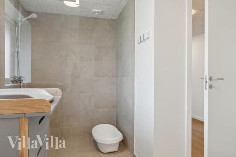 Der er bad med brus i luksushus nr. 680 til 32 personer.