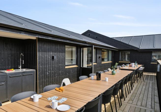Luksushus nr. 680 har en dejlig terrasse med gode havemøbler til 32 personer.