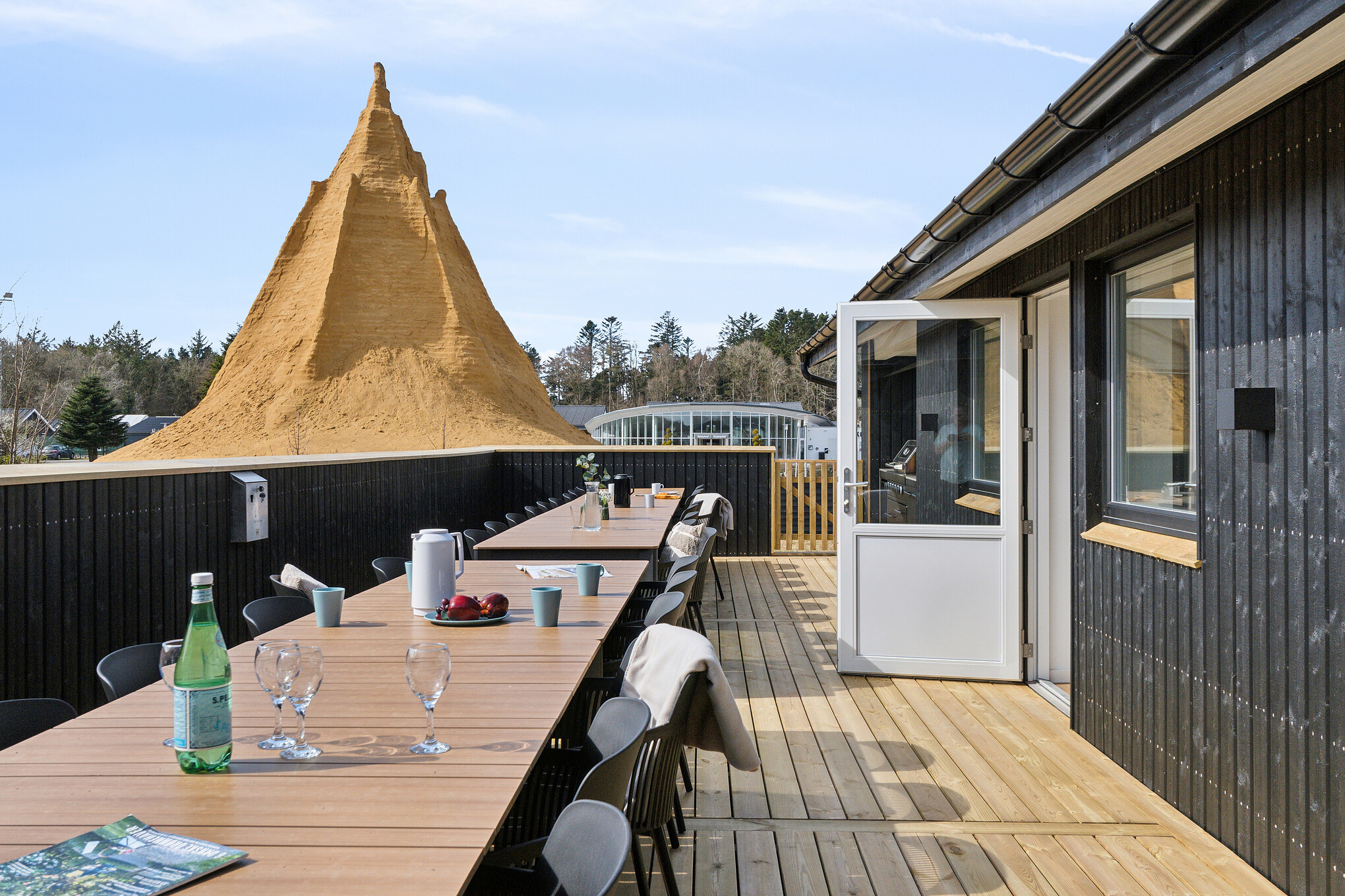 På terrassen i sommerhus nr. 680 er der plads til 32 personer.