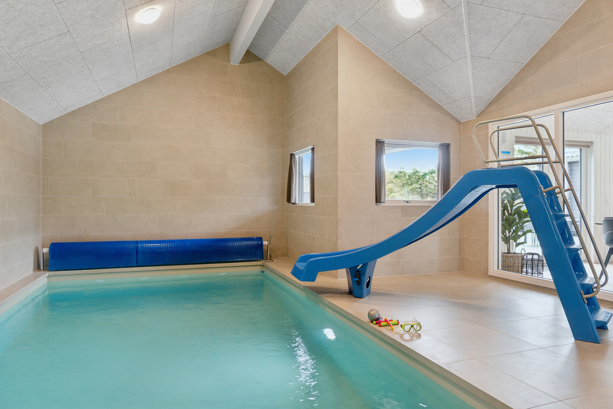 Sommerhus 658 er indrettet med en lækker poolafdeling med vandrutsjebane, dejlig stor indbygget spabad og sauna