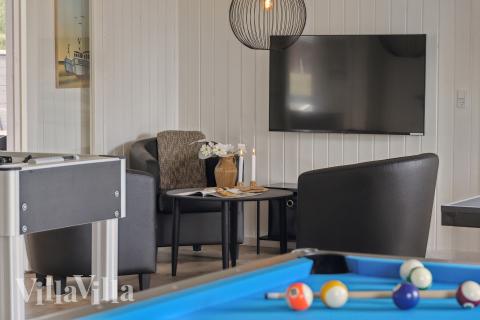 Luksushus 658 til 20 personer byder på et stort aktivitetsrum med bl.a. billard og dart