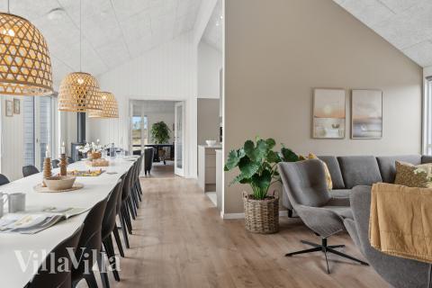 Sofaen i luksushus 658 i Nordjylland indbyder til brætspil eller at se en film sammen.