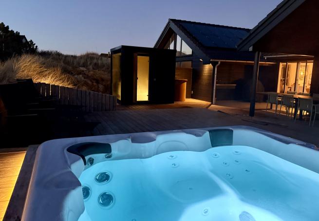 Nyd varmen i spaen i luksushus nr. 348 i Vestjylland