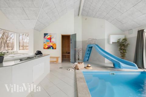 Sommerhus 339 er indrettet med en lækker poolafdeling med vandrutsjebane, dejlig stor indbygget spabad og sauna