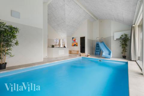 Den lækre pool i luksushuse nr. 339 til 16 personer