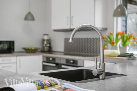 Køkkenet i luksushus nr. 339 er godt indrettet.