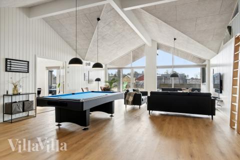 Ud over de mange timer, man kan bruge i husets pool-afdeling, så byder luksushus 910 også på billard/bordtennis og dart