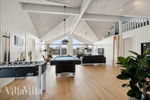 Aktivitetsrum i luksushus nr. 910 med 12 soveværelser og plads til 30 personer.