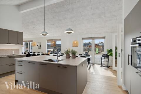 Køkkenet i luksushus nr. 910 er godt indrettet.