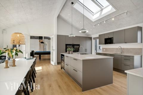 Velindrettet køkken i luksushus nr. 910 i Lolland/Falster/Møn.