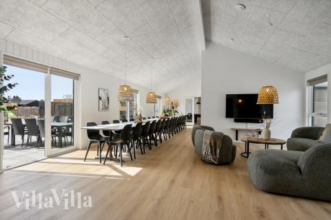 Sofaen i luksushus 910 i Lolland/Falster/Møn indbyder til brætspil eller at se en film sammen.