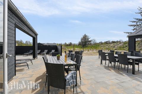 Luksushus nr. 910 har en dejlig terrasse med gode havemøbler til 30 personer.